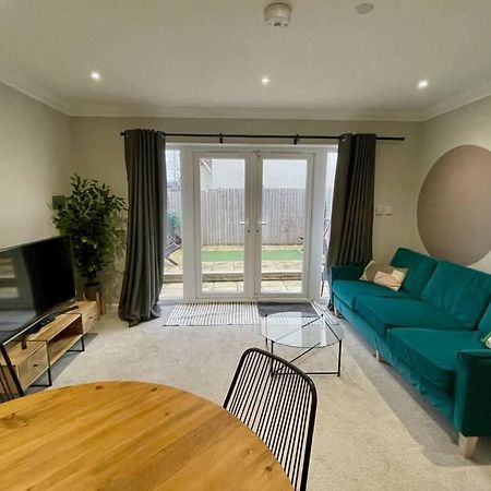 Stylish Modern Two Bedroom Apartment With Garden Cardiff Buitenkant foto