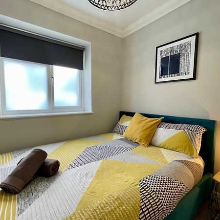Stylish Modern Two Bedroom Apartment With Garden Cardiff Buitenkant foto