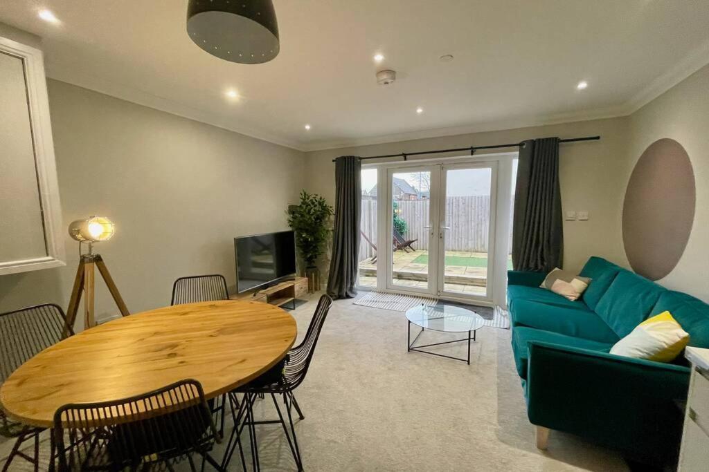 Stylish Modern Two Bedroom Apartment With Garden Cardiff Buitenkant foto