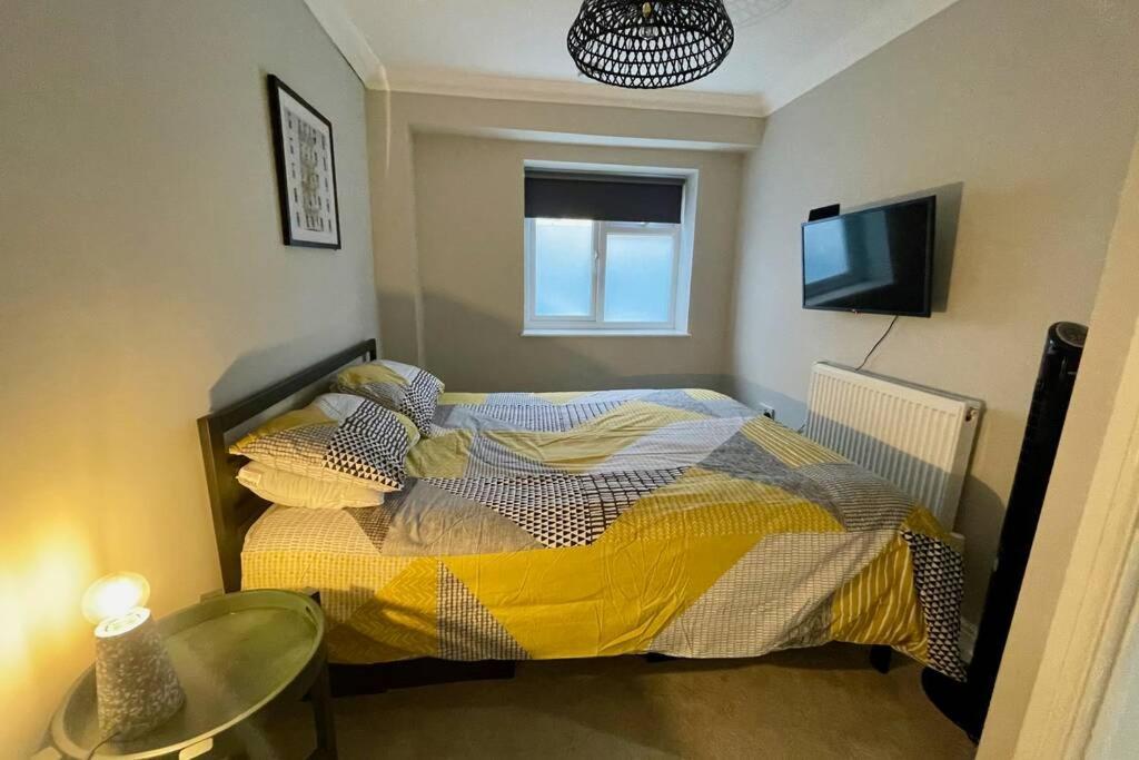 Stylish Modern Two Bedroom Apartment With Garden Cardiff Buitenkant foto