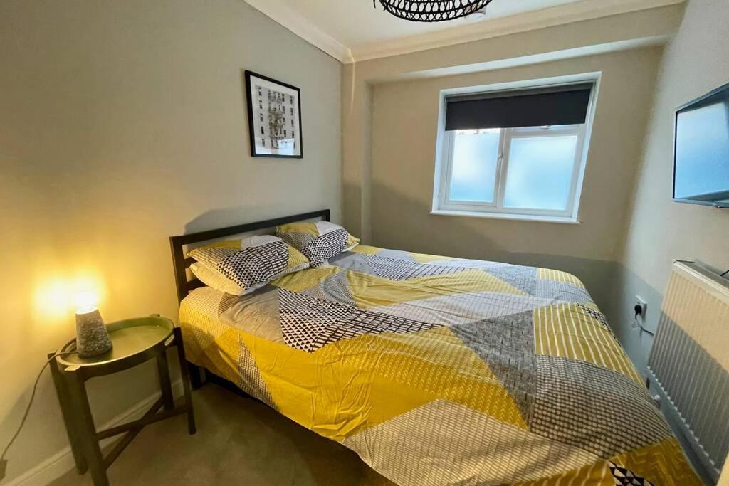 Stylish Modern Two Bedroom Apartment With Garden Cardiff Buitenkant foto