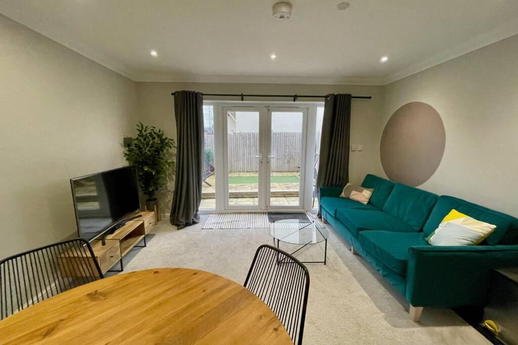 Stylish Modern Two Bedroom Apartment With Garden Cardiff Buitenkant foto