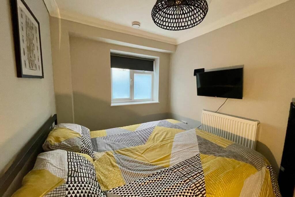 Stylish Modern Two Bedroom Apartment With Garden Cardiff Buitenkant foto