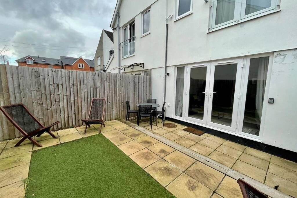 Stylish Modern Two Bedroom Apartment With Garden Cardiff Buitenkant foto