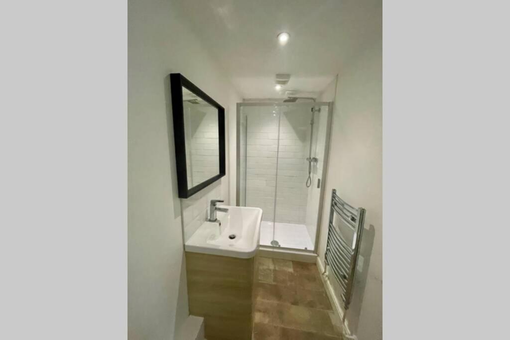 Stylish Modern Two Bedroom Apartment With Garden Cardiff Buitenkant foto