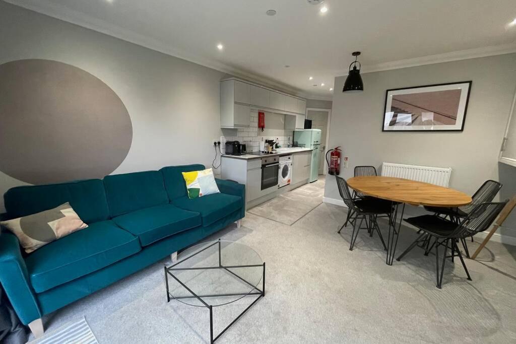 Stylish Modern Two Bedroom Apartment With Garden Cardiff Buitenkant foto